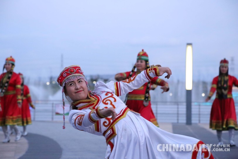 新疆乌苏市118米高水幕揭开“丝路塔城”名牌