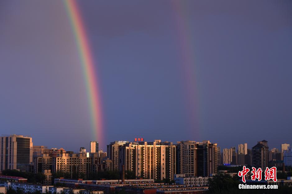 西边日落东边雨 北京出现双彩虹