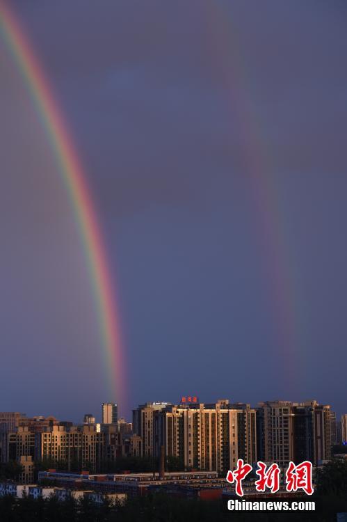 西边日落东边雨 北京出现双彩虹