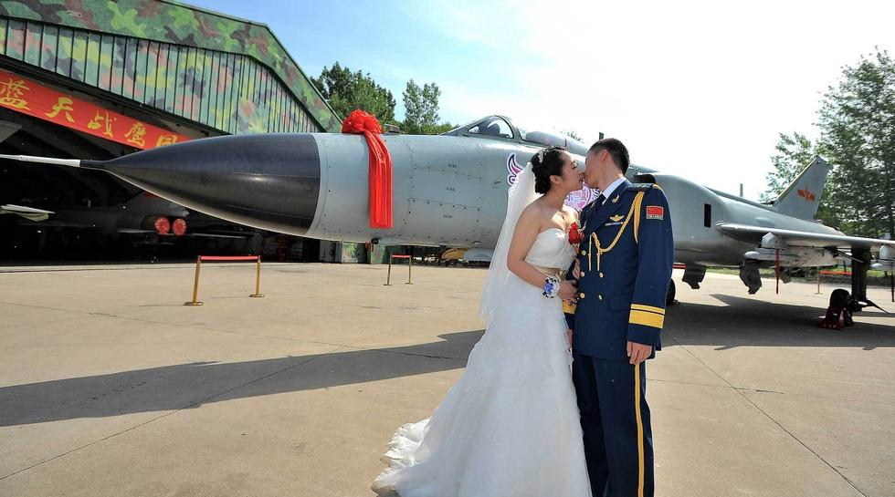 13位空军迎新娘 战机列队当“伴郎”