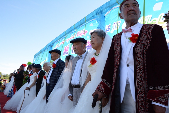 新疆塔城额敏县3个民族16对老人举办金婚盛典