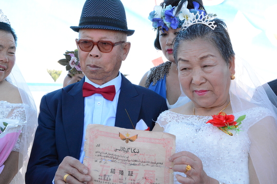 新疆塔城额敏县3个民族16对老人举办金婚盛典