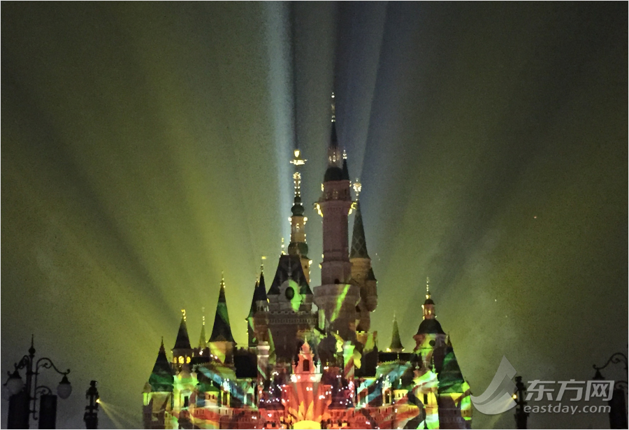 迪士尼3D灯光焰火秀点亮夜空　效果震撼