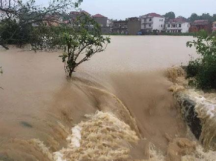 江西鄱阳县一河堤溃口 已安全转移1.3万人