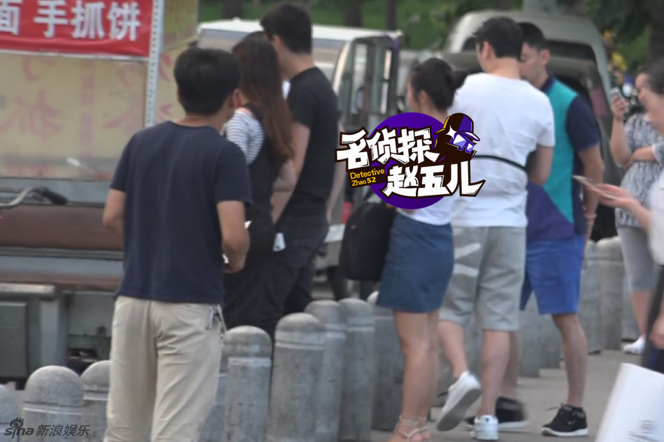 接地气! 王思聪穿大裤衩路边摊买手抓饼(组图)