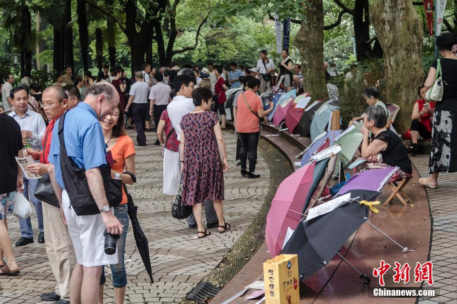 上海一公园现“相亲角” 父母替子女打伞招亲
