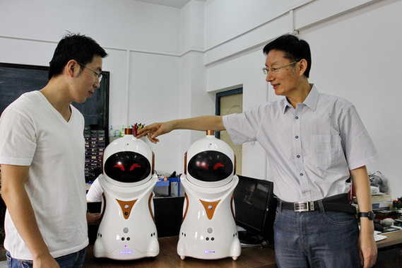 山东大学研发出全球首款智能陪护机器人