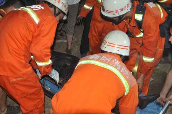 湖北保康：工人跌落深坑 消防官兵成功施救
