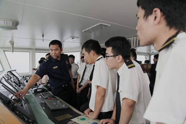 东疆海事开放日 40多名学生登上“海巡0204”轮