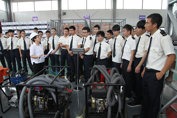 东疆海事开放日 40多名学生登上“海巡0204”轮