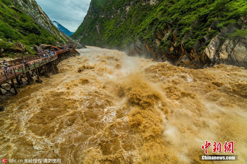 游客近距离观赏虎跳峡“超级山洪” 近在咫尺大呼过瘾