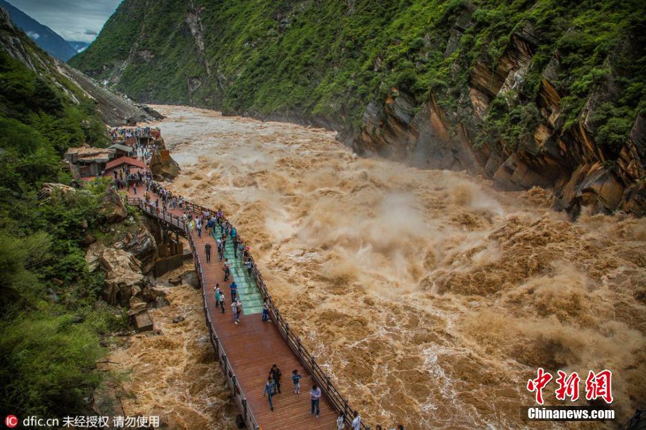 游客近距离观赏虎跳峡“超级山洪” 近在咫尺大呼过瘾
