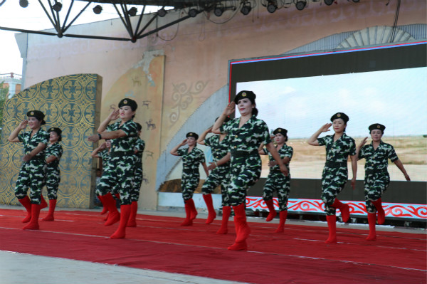 青河县举行庆祝“八一”建军节双拥文艺晚会