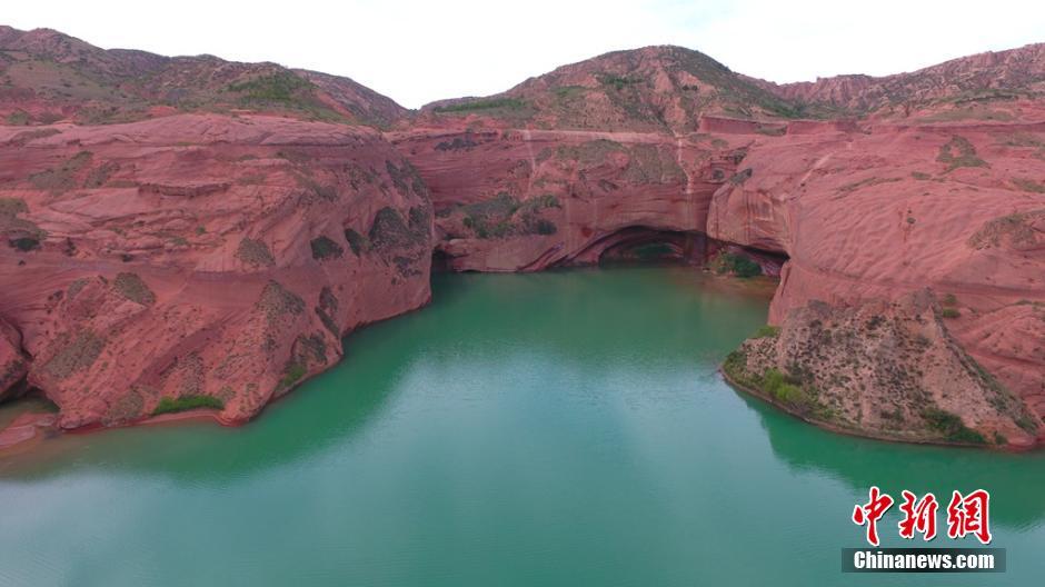 陕北黄土高原上丹霞奇观 绿水萦绕红色砂岩