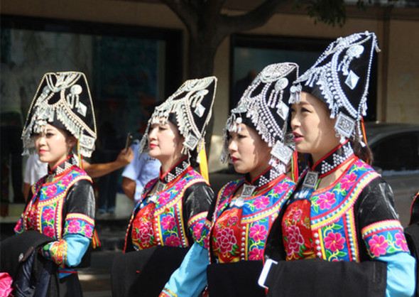七彩云南（国际）民族赛装文化节：看世界最早的“乡村T台秀”