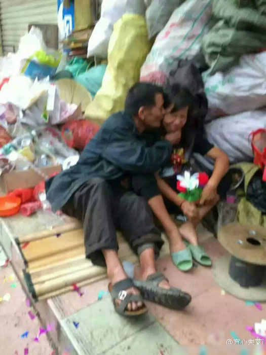 广西南宁流浪汉办婚礼 街坊纷纷出钱出力