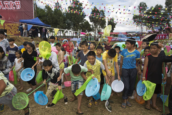 云南晋宁旧寨“渔人文化节”吸引数万人前来狂欢