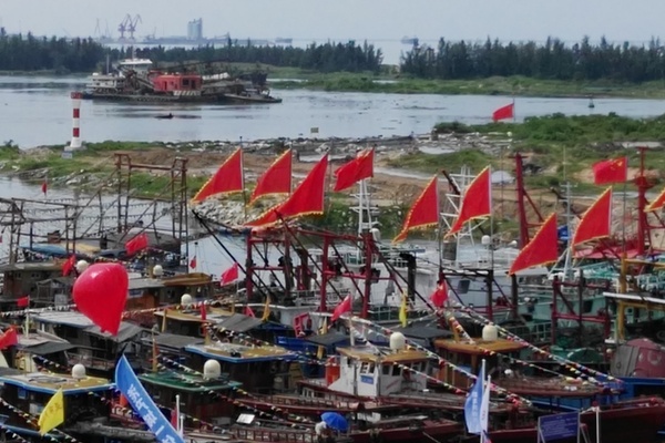 三亚新渔港中心启用 数百渔船开捕（图）