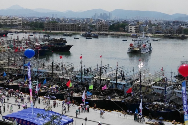 三亚新渔港中心启用 数百渔船开捕（图）