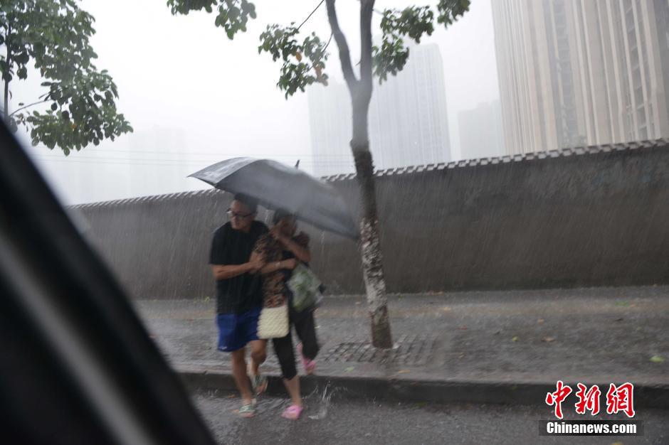 重庆主城突降罕见冰雹 街头市民措手不及