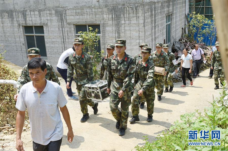 广西梧州：抗震救灾中的“八一”节