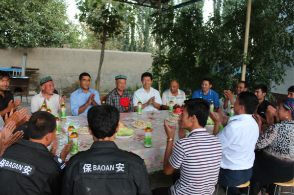 新疆大学住村工作组举办“夕阳红茶话会”共话和谐
