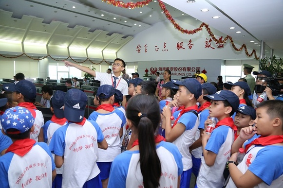 共青团海南省委组织200名城乡少年参观海航基地