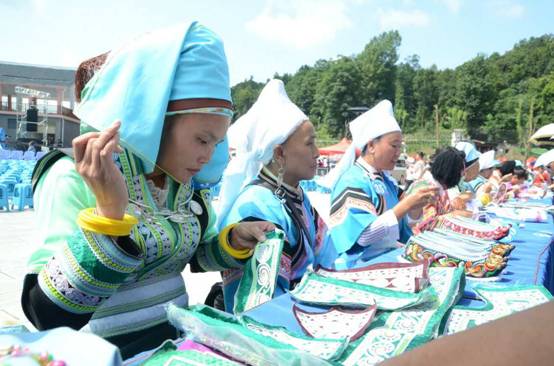 “中国苗族第一镇”同心节在普安上演