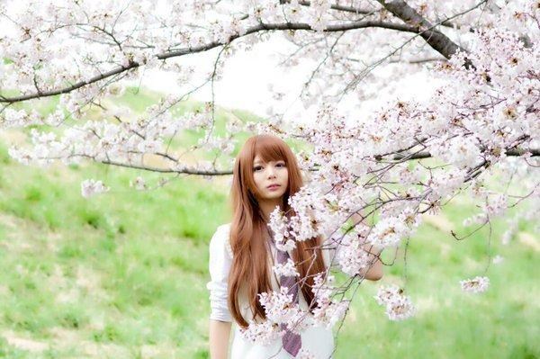 岛国女Coser童颜巨乳麻烦不断 挤电车经常被“揉胸”