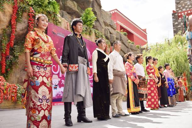 藏羌古城20对情侣集体举办藏式婚礼
