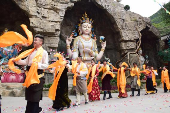 藏羌古城20对情侣集体举办藏式婚礼