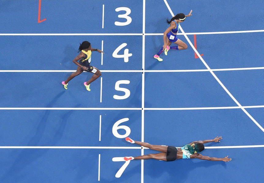 年度最佳撞线 400米女选手摔倒夺金