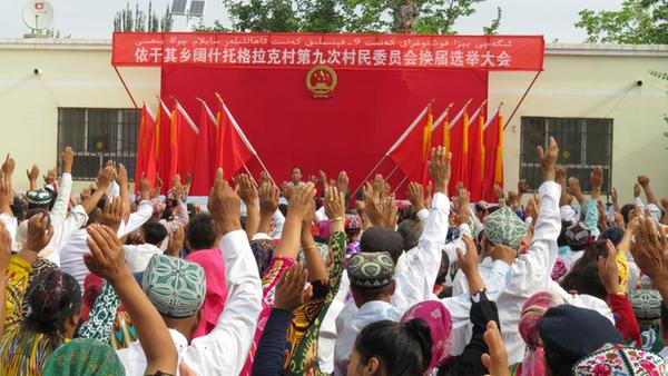 阿克苏市司法局访惠聚住村工作组助力村委会换届选举