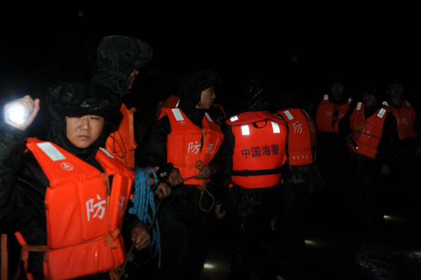 海南省海警总队 海警训练基地官兵于洪涝危急中