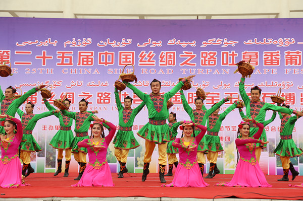 第二十五届中吐鲁番葡萄节暨首届宝玉奇石博览会开幕