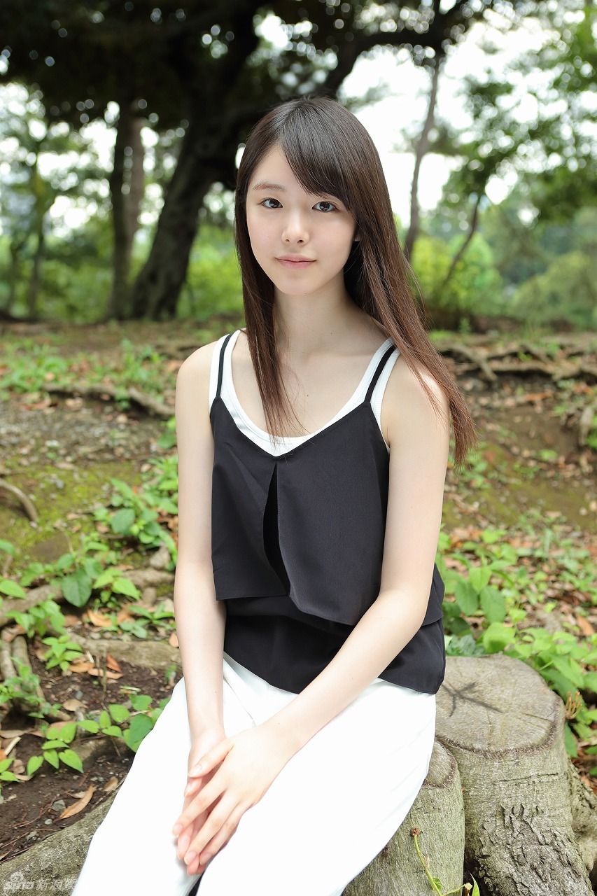 组图：97年日本女星清新写真曝光 微撩发气质佳