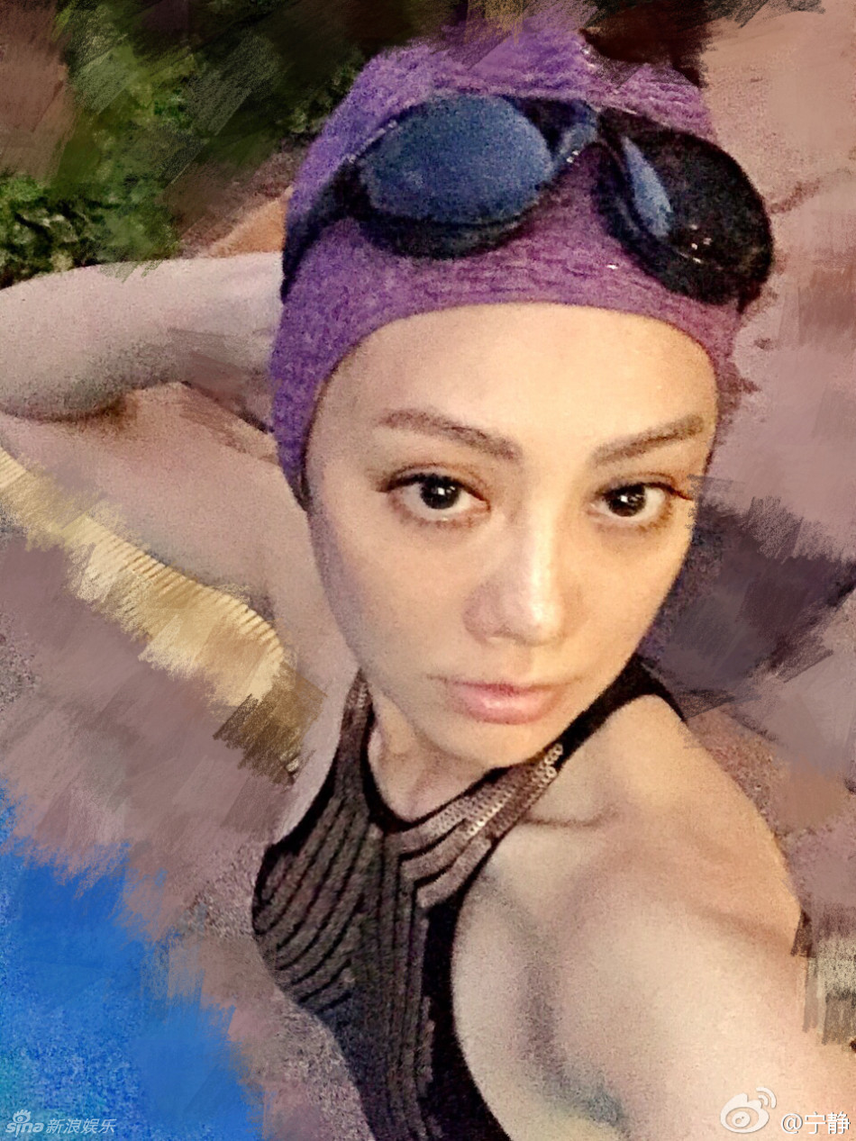 组图：宁静穿金边泳装贵气逼人 自拍造型优雅