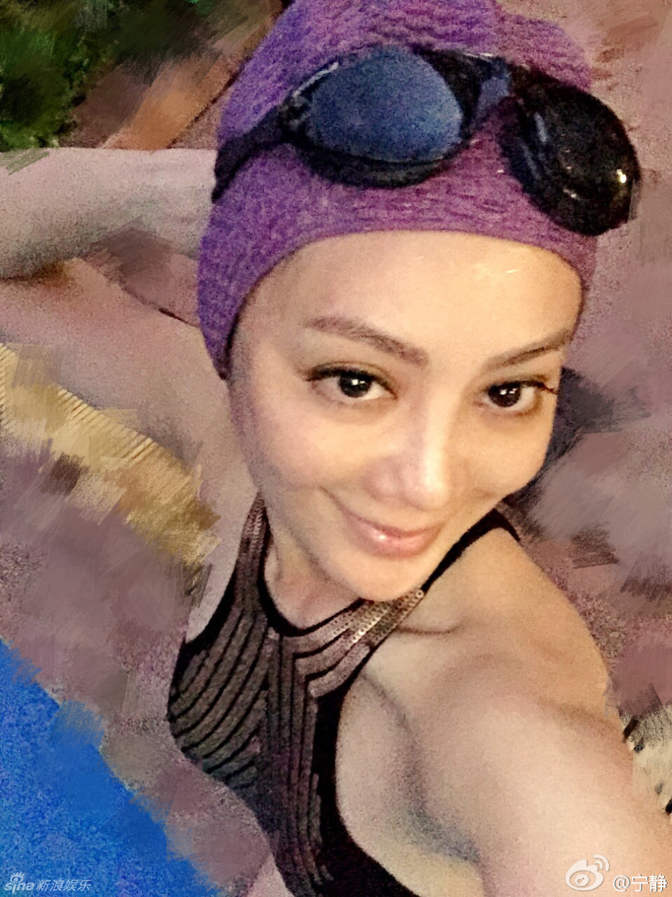 组图：宁静穿金边泳装贵气逼人 自拍造型优雅