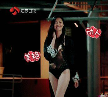 组图：宁静穿金边泳装贵气逼人 自拍造型优雅