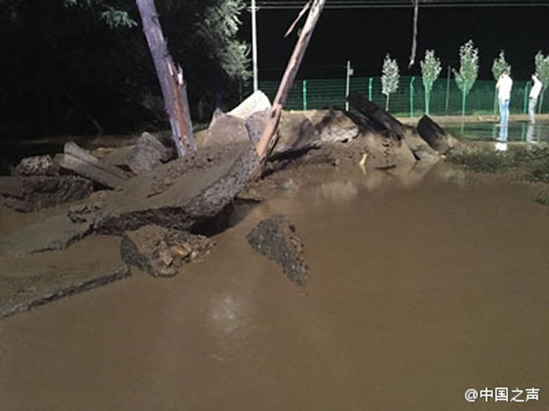 宁夏贺兰山暴雨引发山洪 数千受灾群众紧急转移