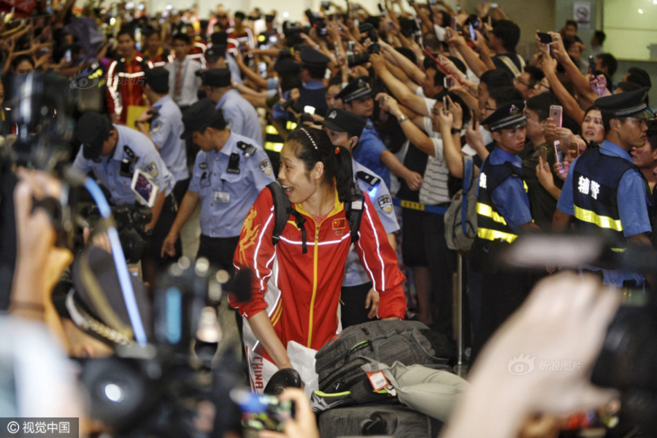 中国女排凯旋 首都机场千人迎接