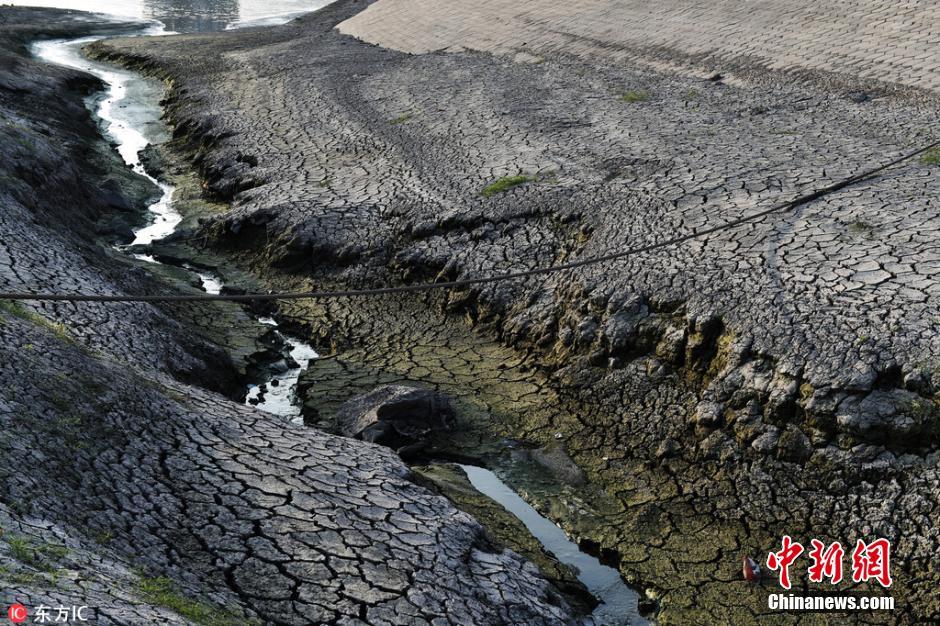 重庆高温下河滩干旱土地龟裂 场面壮观