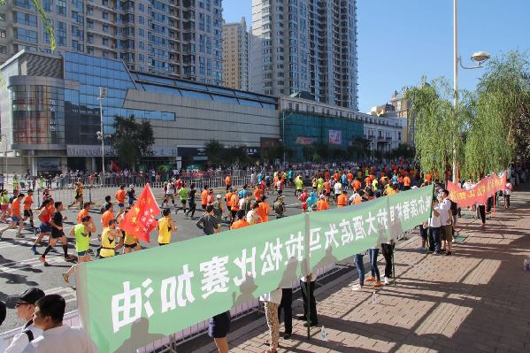 两岸香格里拉酒店接力为哈尔滨国际马拉松比赛助威