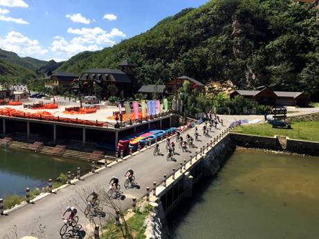 自行车选手竞速庄河英纳湖