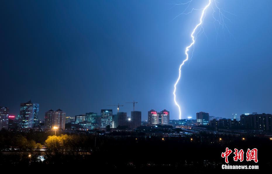 北京遭遇暴雨雷电天气