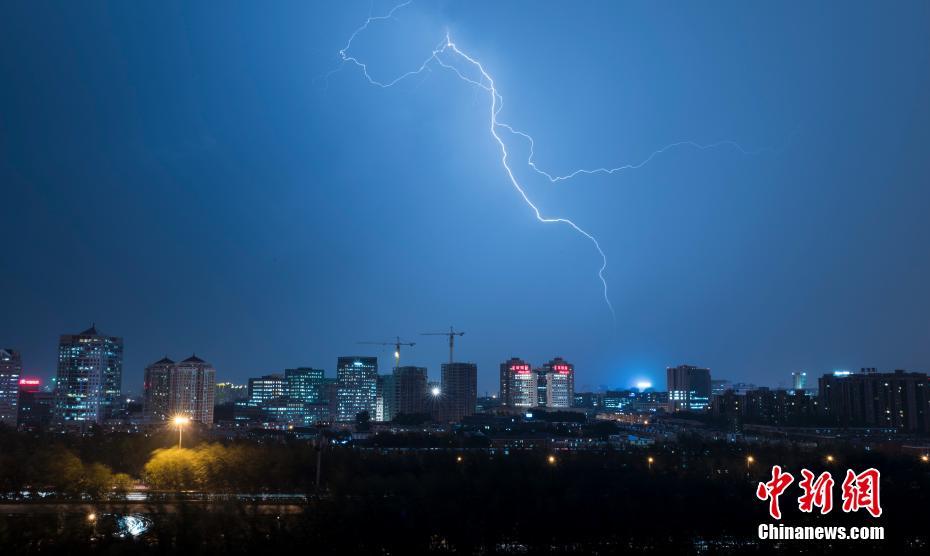 北京遭遇暴雨雷电天气