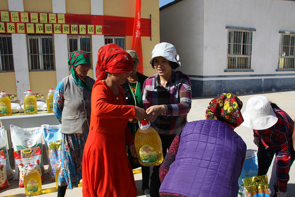 新疆贸促会住村工作组把爱送到群众心坎里