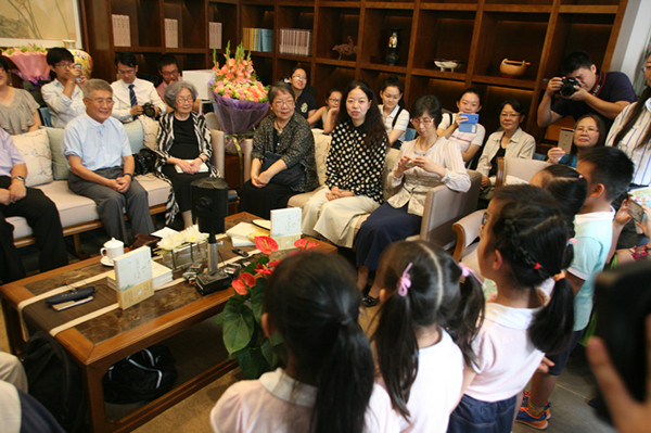 叶嘉莹在迦陵学舍与学生及读者共度教师节