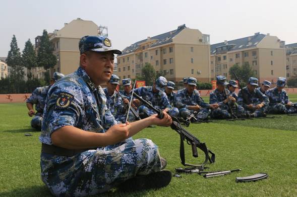 海军大连舰艇学院创新新训工作<BR>中秋节晚会，给 “特殊嘉宾”献上一个军礼
