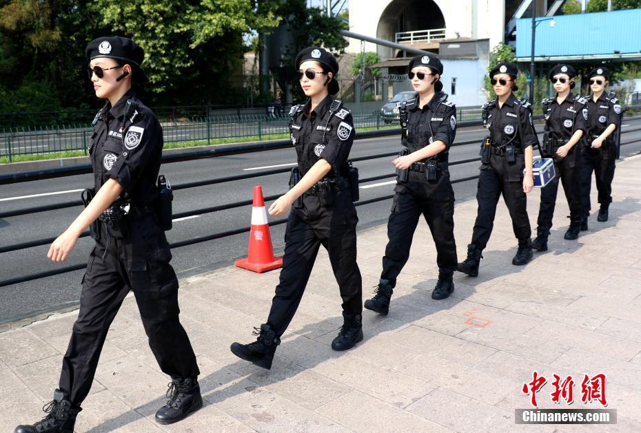 杭州女子巡逻队筑起观潮安全防线
